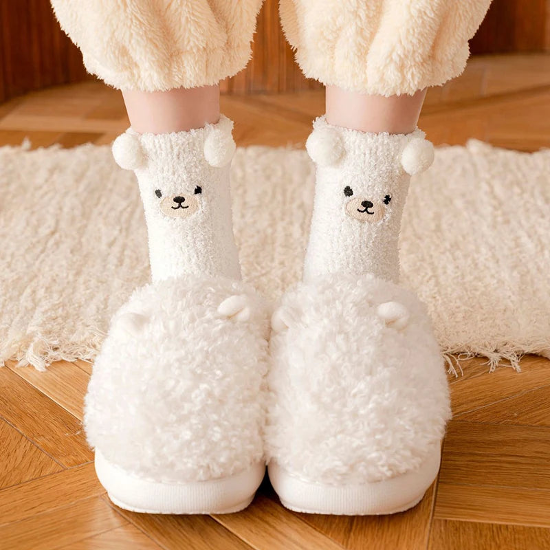 Wärmeschmeichler Damen Kuschelsocken | Flauschig & Gemütlich | 3D Bärenmuster