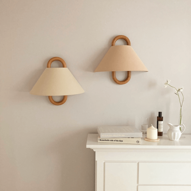 Elegante Wandlampe aus Massivholz mit plissiertem Schirm – Halbkreis 1-Lampe