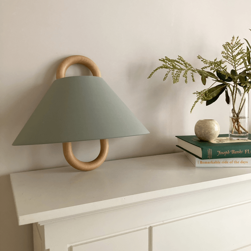 Elegante Wandlampe aus Massivholz mit plissiertem Schirm – Halbkreis 1-Lampe
