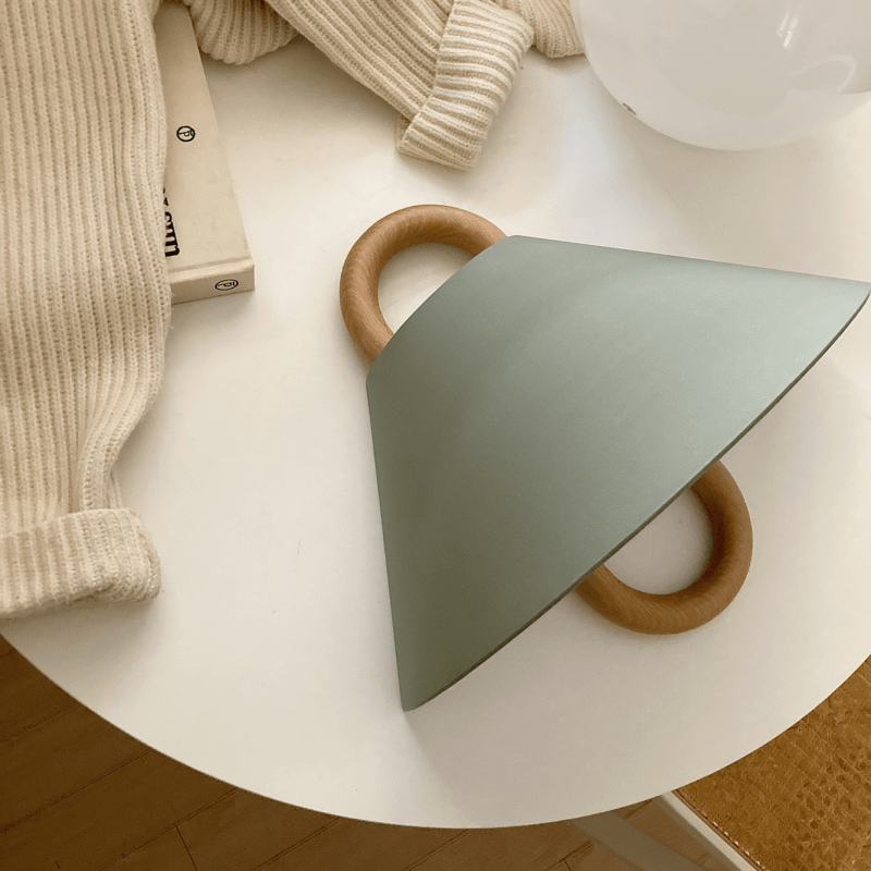 Elegante Wandlampe aus Massivholz mit plissiertem Schirm – Halbkreis 1-Lampe