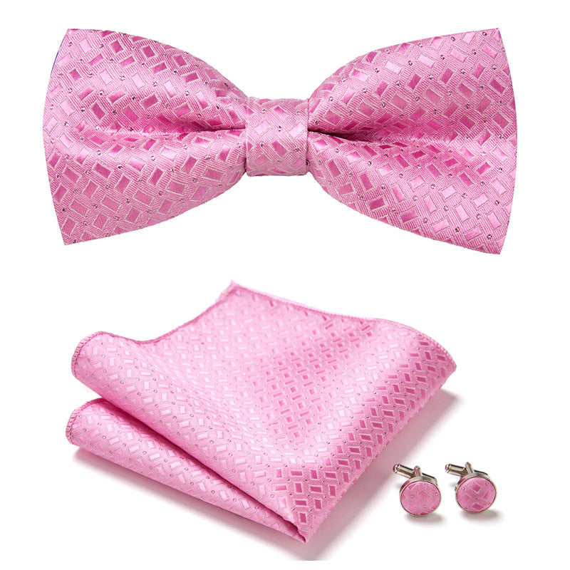 Elegantes Set mit stilvollen Fliegen und Accessoires