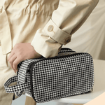 Cosmetic bag with practical compartment division – High capacity