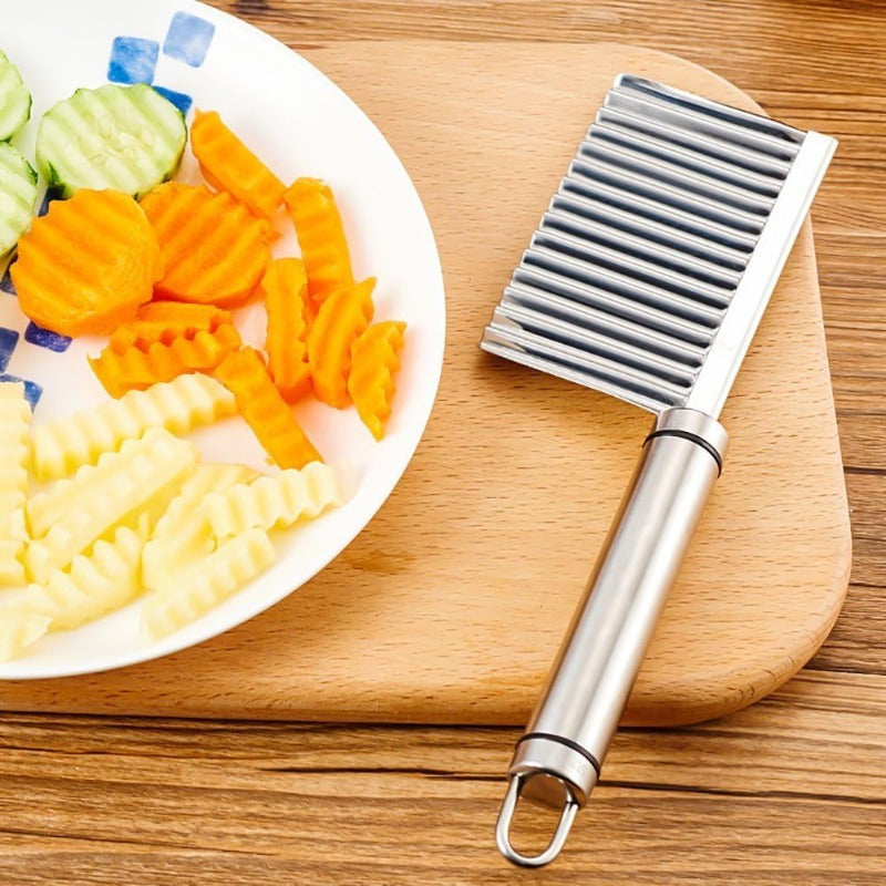 Simple wavy cutter knife