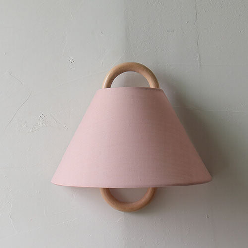 Elegante Wandlampe aus Massivholz mit plissiertem Schirm – Halbkreis 1-Lampe