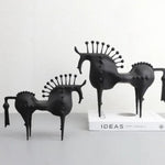 Abstrakte Metallskulptur eines Pferdes