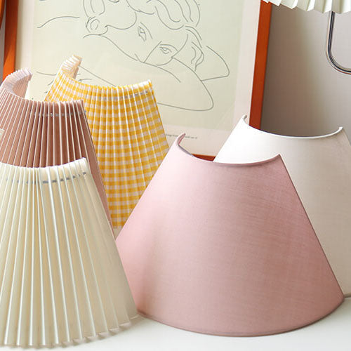 Elegante Wandlampe aus Massivholz mit plissiertem Schirm – Halbkreis 1-Lampe
