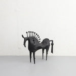 Abstrakte Metallskulptur eines Pferdes