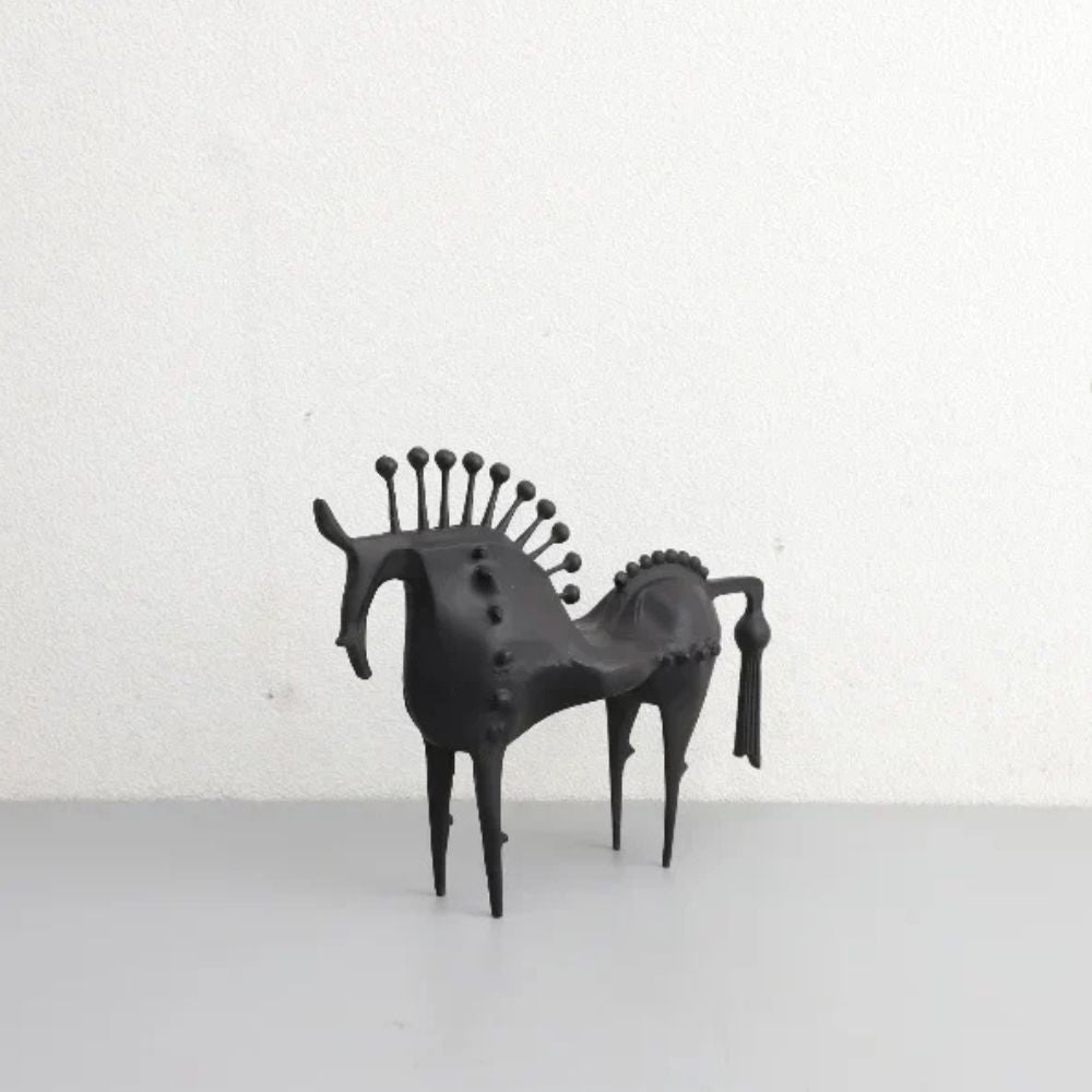 Abstrakte Metallskulptur eines Pferdes