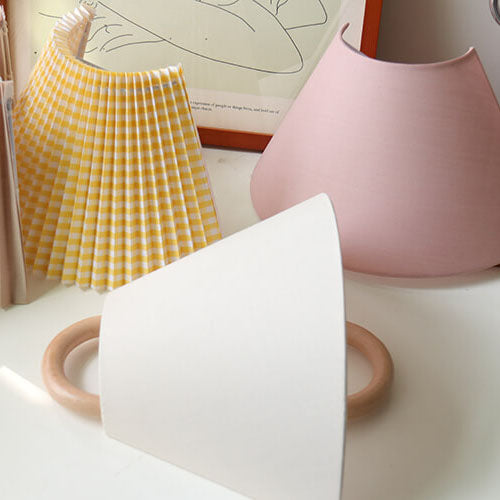 Elegante Wandlampe aus Massivholz mit plissiertem Schirm – Halbkreis 1-Lampe