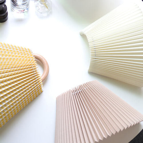 Elegante Wandlampe aus Massivholz mit plissiertem Schirm – Halbkreis 1-Lampe