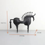 Abstrakte Metallskulptur eines Pferdes