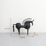 Abstrakte Metallskulptur eines Pferdes