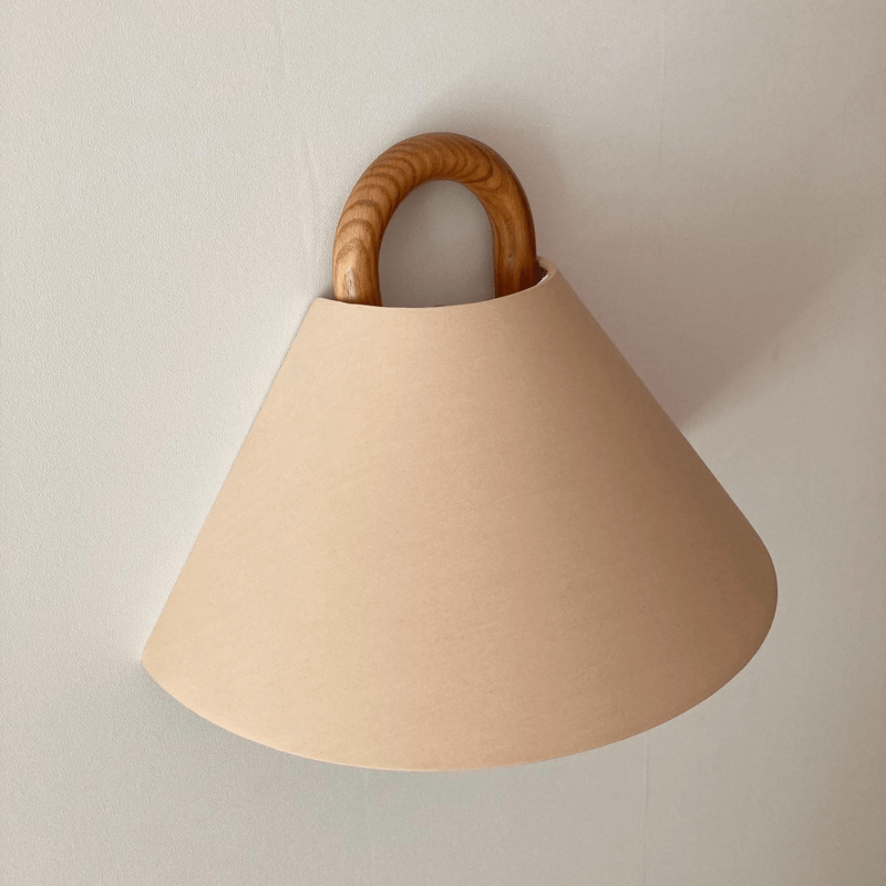 Elegante Wandlampe aus Massivholz mit plissiertem Schirm – Halbkreis 1-Lampe