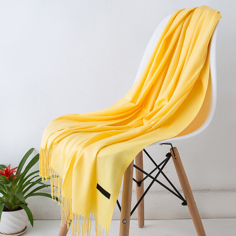 Luxurious cashmere scarf with an elegant design