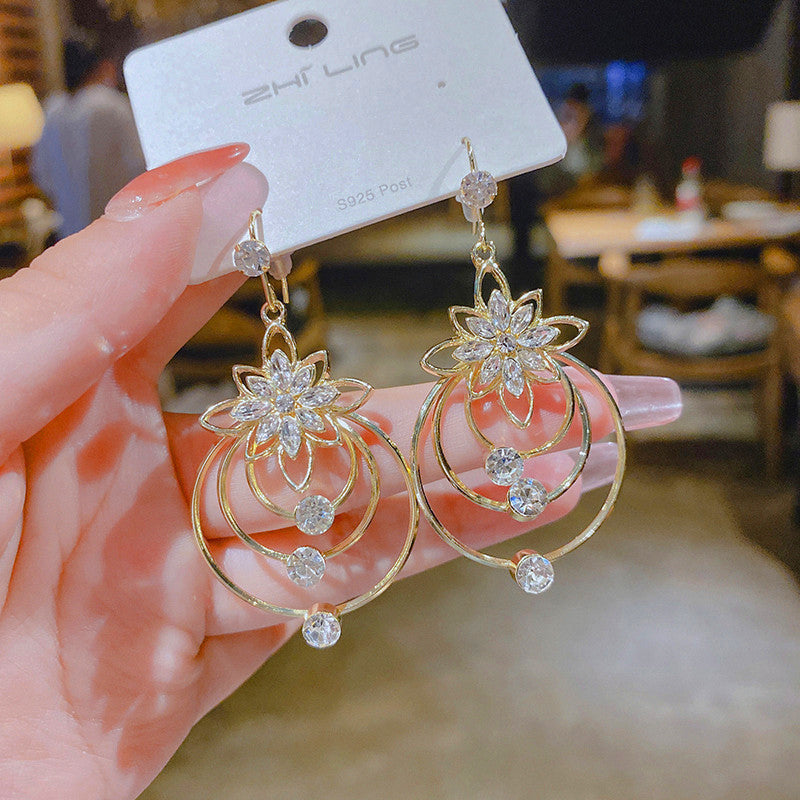 Drei-Ringe Ohrringe mit Kristall-Lotus