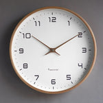 Nordische Holz-Wanduhr im eleganten Minimalismus