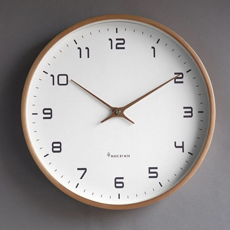 Nordische Holz-Wanduhr im eleganten Minimalismus