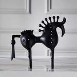Abstrakte Metallskulptur eines Pferdes