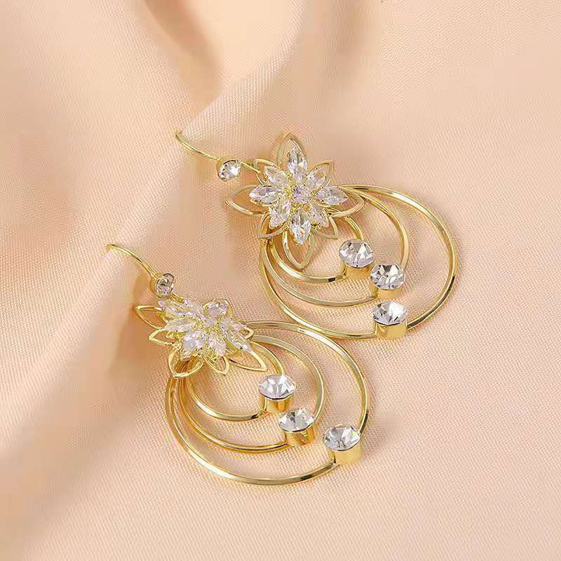 Drei-Ringe Ohrringe mit Kristall-Lotus