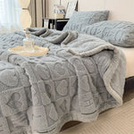 Cozy Fleece Blanket with Reversible Design – Elegant and Versatile