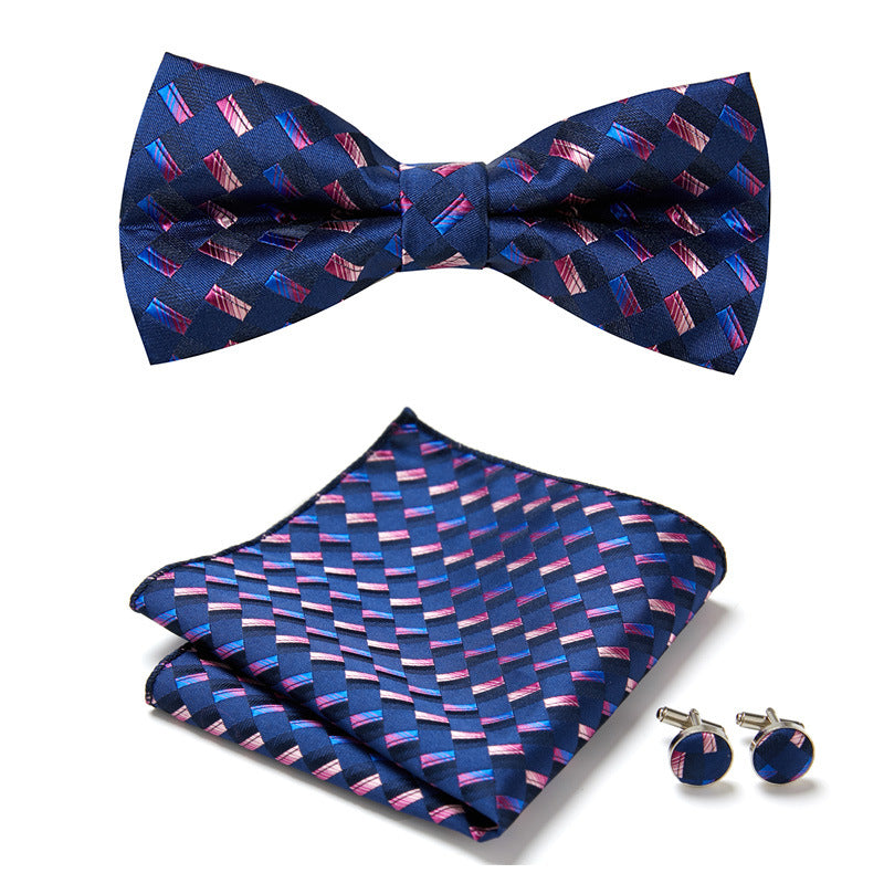 Elegantes Set mit stilvollen Fliegen und Accessoires