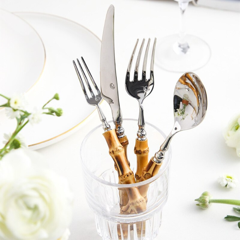 Elegantes Besteckset aus Bambus und Edelstahl – Zeitlose Schönheit