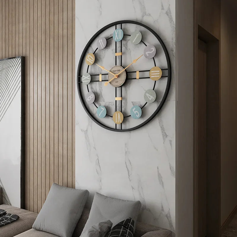 Große Vintage Wanduhr mit römischen Ziffern und Metallrahmen