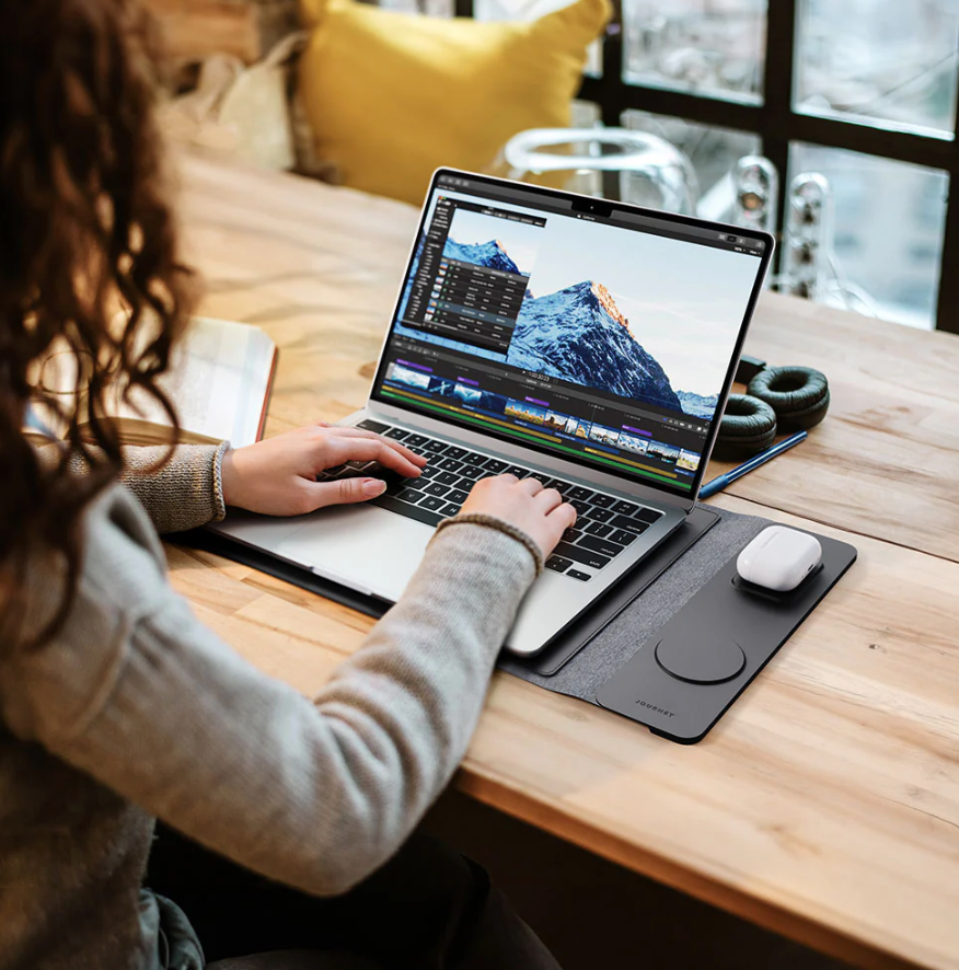 Vielseitige Laptop-Hülle mit kabelloser Ladestation – Ihr mobiler Arbeitsplatz