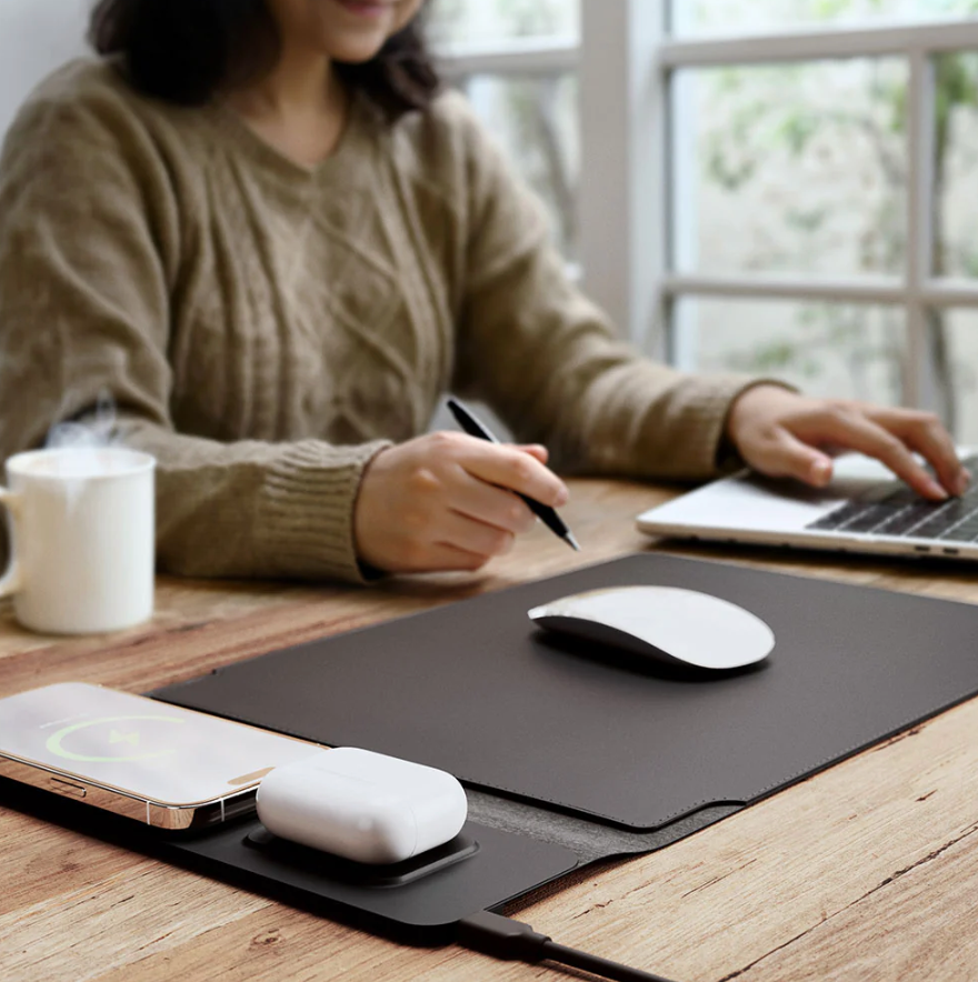 Vielseitige Laptop-Hülle mit kabelloser Ladestation – Ihr mobiler Arbeitsplatz