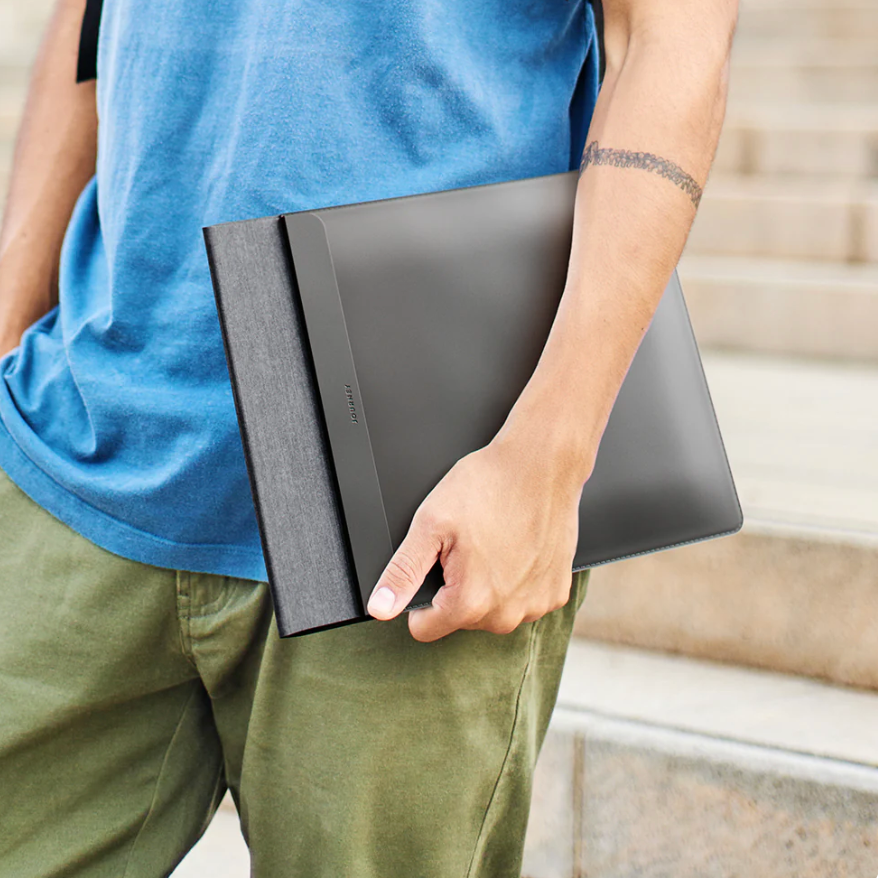 Vielseitige Laptop-Hülle mit kabelloser Ladestation – Ihr mobiler Arbeitsplatz