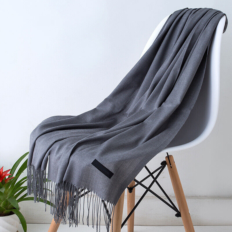 Luxurious cashmere scarf with an elegant design