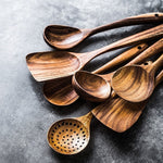 Naturverbundenes Küchenutensilien-Set aus edlem Holz