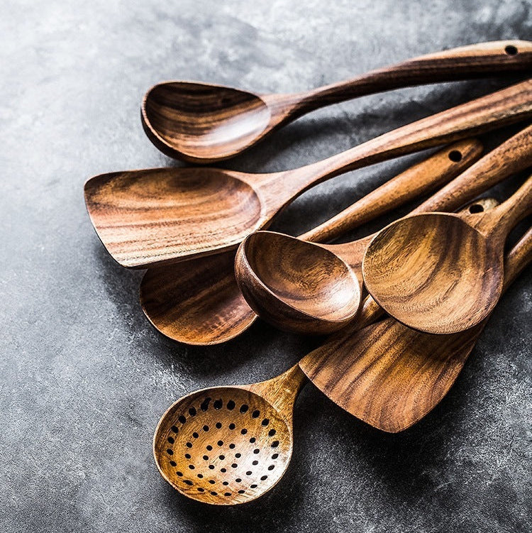 Naturverbundenes Küchenutensilien-Set aus edlem Holz