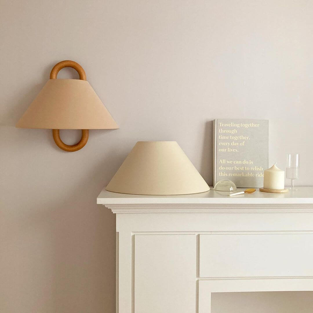 Elegante Wandlampe aus Massivholz mit plissiertem Schirm – Halbkreis 1-Lampe
