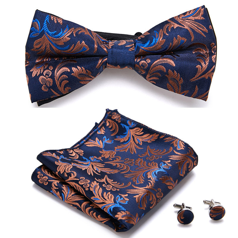 Elegantes Set mit stilvollen Fliegen und Accessoires