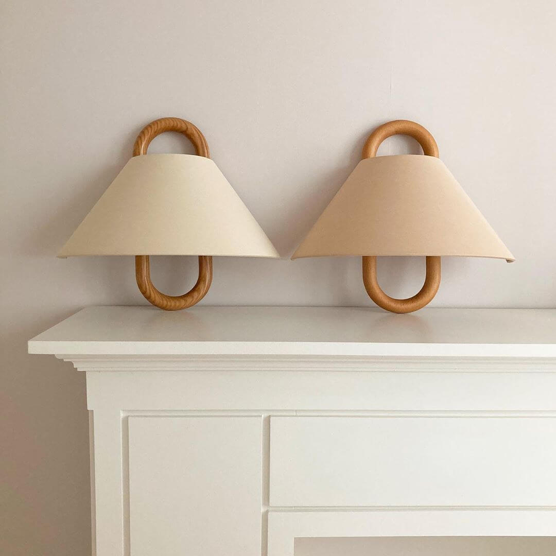 Elegante Wandlampe aus Massivholz mit plissiertem Schirm – Halbkreis 1-Lampe