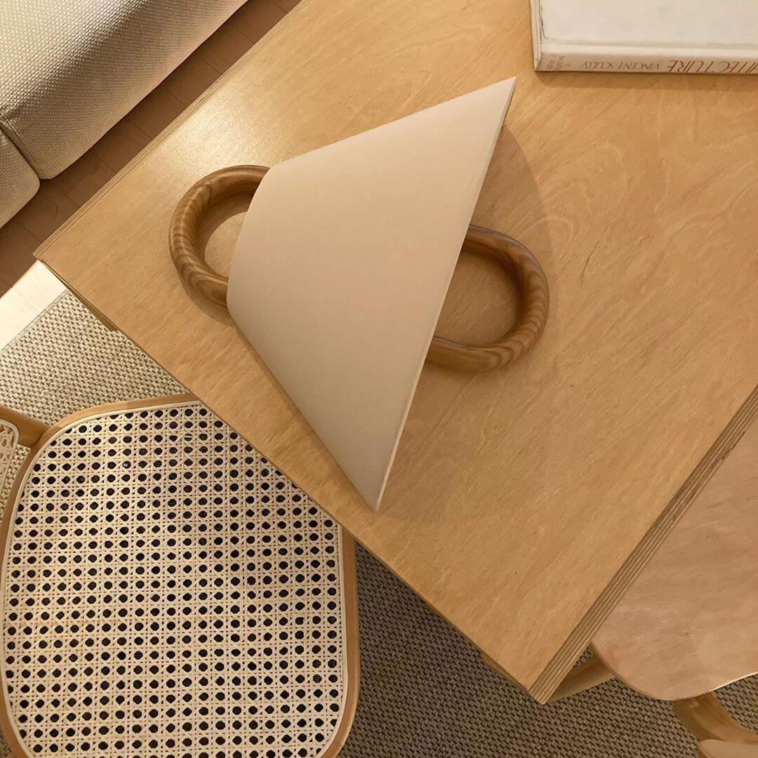 Elegante Wandlampe aus Massivholz mit plissiertem Schirm – Halbkreis 1-Lampe