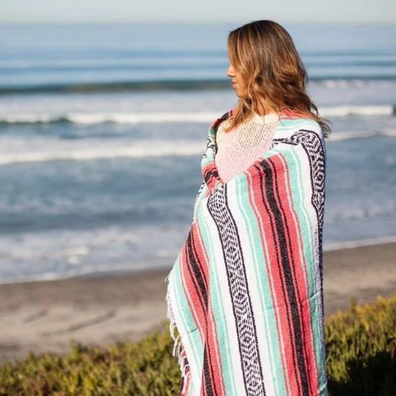 Picnic blanket as a scarf – Versatile blanket for outdoor activities