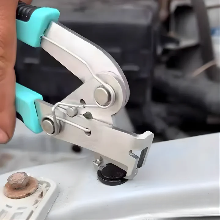 Practical plastic clip pliers for cars – gently remove clips