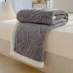 Wohlfühl-Decke aus Fleece mit feinem Schmetterlingsmotiv – Weich, Warm & in Verschiedenen Größen und Farben Erhältlich