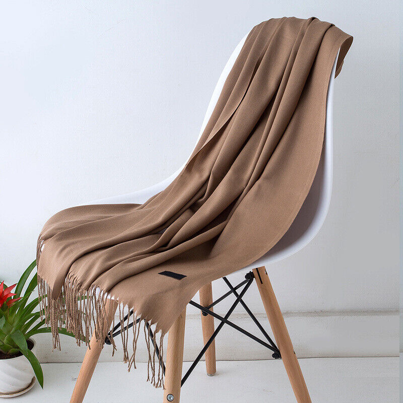Luxurious cashmere scarf with an elegant design