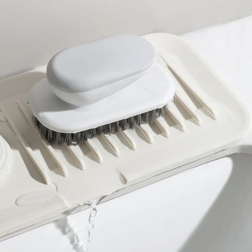 Practical draining mat for sinks with splash guard