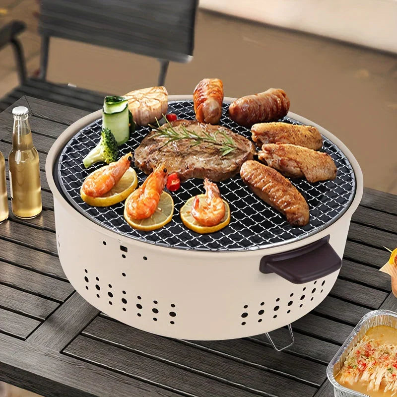 Kompakter Holzkohlegrill mit Holzgriffen und Belüftung