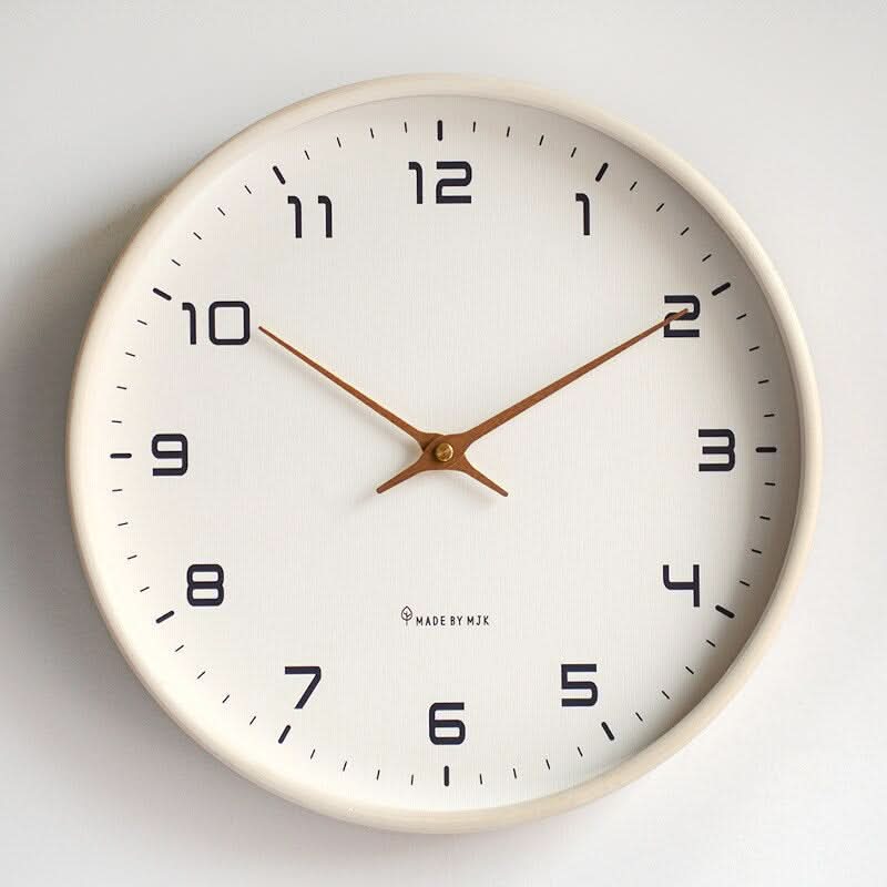 Nordische Holz-Wanduhr im eleganten Minimalismus