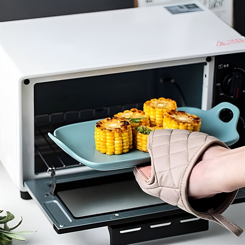 Heat-resistant kitchen gloves with silicone padding