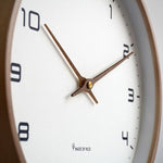 Nordische Holz-Wanduhr im eleganten Minimalismus