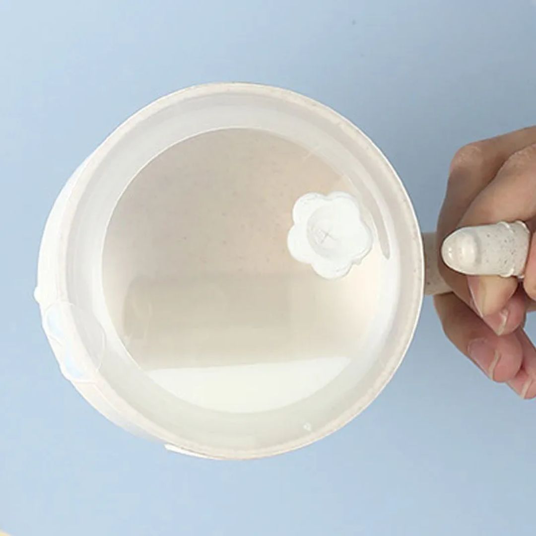 Drinking cup for children with integrated straw