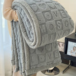Cozy Fleece Blanket with Reversible Design – Elegant and Versatile