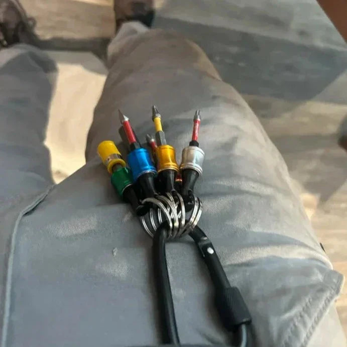 Practical carabiner for 1/4" hex screwdriver bits