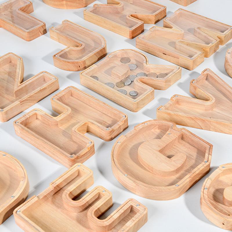 Handgefertigte Holzspardose mit Alphabet-Design
